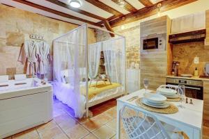 Una cocina con una mesa con platos encima. en L'ÉVASION I BED&SPA I Jacuzzi I Cozy I HyperCentre I RENT IMMO, en Dijon 35 fotos más