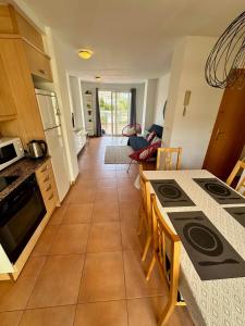 Kuchyňa alebo kuchynka v ubytovaní RESIDENCIAL NOVA OROPESA REF 016