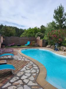 Bazén v ubytování 1 Chambre piscine commune et 1 Gite piscine privée La Sauvasse nebo v jeho okolí