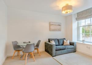 阿尔弗斯顿Lonsdale House Boutique Apartments的带沙发、桌子和椅子的客厅
