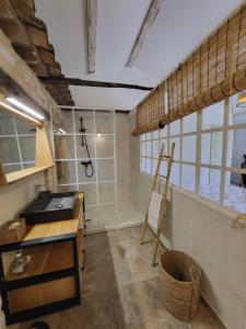 Kuchyň nebo kuchyňský kout v ubytování 1 Chambre piscine commune et 1 Gite piscine privée La Sauvasse