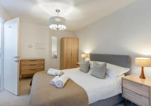 阿尔弗斯顿Lonsdale House Boutique Apartments的一间卧室，床上有两条毛巾