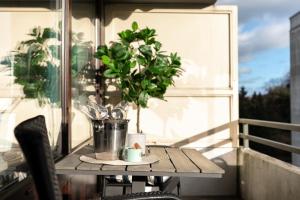 Rõdu või terrass majutusasutuses CLS Strand City-Wohnung im Zentrum von Grömitz mit Balkon und Parkplatz, alles in 5 Minuten erreichbar Restaurants, Bäckerei Junge, Strand, Frisör, Massage, ideale Anbindung Schön Klinik Neustadt