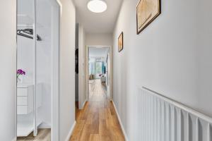 Foto sihtkohas Grömitz asuva majutusasutuse CLS Strand City-Wohnung im Zentrum von Grömitz mit Balkon und Parkplatz, alles in 5 Minuten erreichbar Restaurants, Bäckerei Junge, Strand, Frisör, Massage, ideale Anbindung Schön Klinik Neustadt galeriist