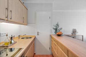 Köök või kööginurk majutusasutuses CLS Strand City-Wohnung im Zentrum von Grömitz mit Balkon und Parkplatz, alles in 5 Minuten erreichbar Restaurants, Bäckerei Junge, Strand, Frisör, Massage, ideale Anbindung Schön Klinik Neustadt