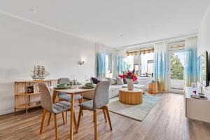 Posezení v ubytování CLS Strand City-Wohnung im Zentrum von Grömitz mit Balkon und Parkplatz, alles in 5 Minuten erreichbar Restaurants, Bäckerei Junge, Strand, Frisör, Massage, ideale Anbindung Schön Klinik Neustadt