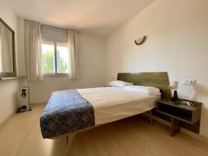 Postel nebo postele na pokoji v ubytování Vista Roses Mar - Apartamento con piscina II