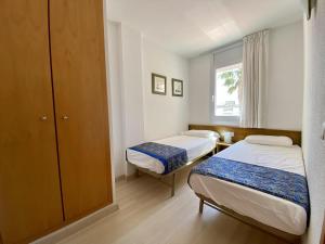 Postel nebo postele na pokoji v ubytování Vista Roses Mar - Apartamento con piscina II