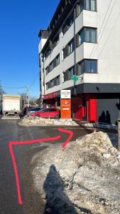 ヤシにあるComplex Rediu 54 Luxury Apartamentsの建物前の通り赤矢