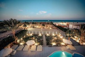 المسبح في Caves Beach Resort Adults Only أو بالجوار