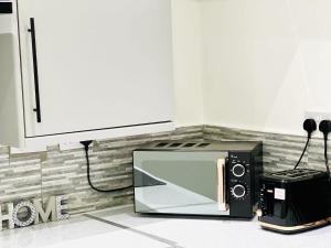Televisyen dan/atau pusat hiburan di Stylish Spacious 1Bd Apt-KingBed-10min Heaton Park