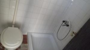 Un pequeño baño con inodoro y ducha. en Motel Hrasno, en Čapljina 57 fotos más