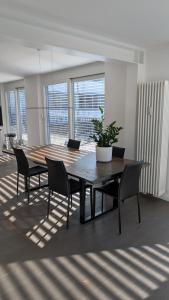 a dining room table with chairs and a potted plant at DoubleBedroom with Bath Doppelzimmer mit Bad in Munich