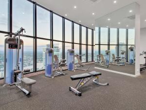 Fitness centrum a/nebo fitness zařízení v ubytování Beachfront Luxe Escape at Surfers Paradise Parking