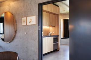 Kuchyň nebo kuchyňský kout v ubytování Hotel GUESTapart