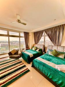 Ένα ή περισσότερα κρεβάτια σε δωμάτιο στο Riverine High Floor Luxury Stay 4 pax Waterfront View from Balcony