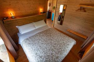 Postel nebo postele na pokoji v ubytování Glamping Stregaia