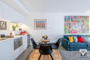 Køkken eller tekøkken på Stylish Studio with Waterfront Views in Barangaroo