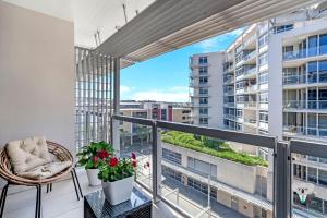 En balkon eller terrasse på Stylish Studio with Waterfront Views in Barangaroo