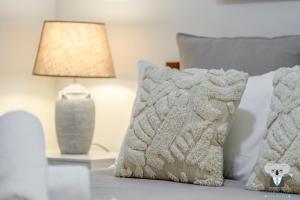 En eller flere senge i et værelse på Stylish Studio with Waterfront Views in Barangaroo