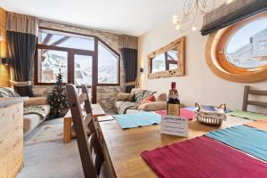 Posezení v ubytování Chalet Neva - luxury chalet with sauna by Avoriaz Chalets