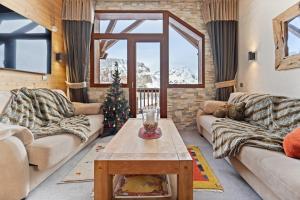 Posezení v ubytování Chalet Neva - luxury chalet with sauna by Avoriaz Chalets