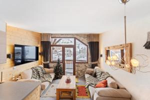 Posezení v ubytování Chalet Neva - luxury chalet with sauna by Avoriaz Chalets