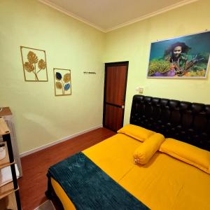 Postel nebo postele na pokoji v ubytování Ardian House Jepara