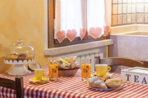 una mesa con un plato de pan y zumo de naranja en La Casa Delle Rondini, en Roncoferraro