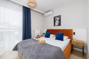 Ένα ή περισσότερα κρεβάτια σε δωμάτιο στο Klimatyzowane Apartamenty w Centrum Krakowa z Parkingiem i Biurkiem by Renters Prestige