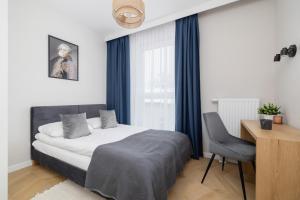 Ένα ή περισσότερα κρεβάτια σε δωμάτιο στο Klimatyzowane Apartamenty w Centrum Krakowa z Parkingiem i Biurkiem by Renters Prestige