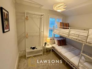 Postel nebo postele na pokoji v ubytování Large 4BR Home, 2 Baths, Castle Views