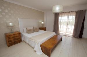 Un dormitorio con una cama grande y una ventana. en Villa Perla by Vintage Travel, en Guia 22 fotos más