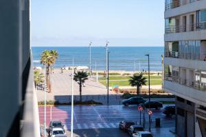 vista su un parcheggio e sull'oceano da un edificio di Beautiful new studio with a Seaview 8 a Casablanca