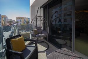 balcone con 2 sedie e altalena di Beautiful new studio with a Seaview 8 a Casablanca