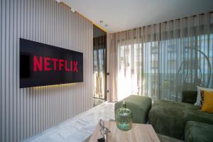 TV o dispositivi per l'intrattenimento presso Beautiful new studio with a Seaview 8