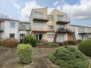 66D South Snowdon Wharf في بورثمادوج: عمارة سكنية أمامها شجيرات