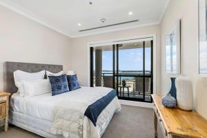 Postel nebo postele na pokoji v ubytování Heritage Penthouse in CBD + 25 fotografií