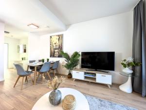 Μια τηλεόραση ή/και κέντρο ψυχαγωγίας στο BohnApartments - Nordkap-SUITEN - gratis Parkplatz - moderner Neubau - Erdgeschoss - Fußbodenheizung
