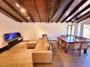 ein Wohnzimmer mit einem Sofa und einem Esstisch in der Unterkunft Casa en San Carlos de Bariloche in San Carlos de Bariloche