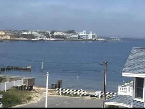 Blick auf einen großen Wasserkörper mit Booten in der Unterkunft Spectacular Views From This Reversed Living Home! in Harvey Cedars