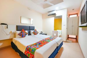 Rúm í herbergi á FabHotel Cosmo Annora - Nr Domlur
