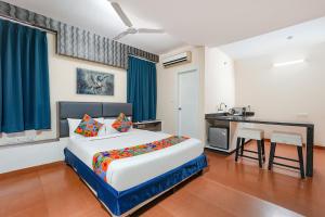 Rúm í herbergi á FabHotel Cosmo Annora - Nr Domlur