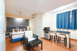 Rúm í herbergi á FabHotel Cosmo Annora - Nr Domlur