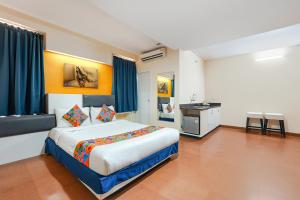 Rúm í herbergi á FabHotel Cosmo Annora - Nr Domlur