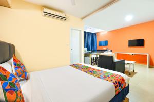 Rúm í herbergi á FabHotel Cosmo Annora - Nr Domlur