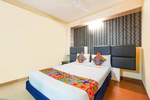 Rúm í herbergi á FabHotel Cosmo Annora - Nr Domlur