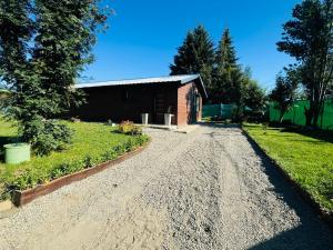eine Kieseinfahrt vor einem Gebäude in der Unterkunft Casa en San Carlos de Bariloche in San Carlos de Bariloche