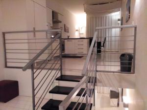 escalera en una sala de estar con cocina en Il-Guva Penthouse at Marsalforn, en Marsalforn 8 fotos más