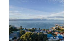 una vista aérea de una ciudad y el océano en Ocean view Luxury 2 Bedroom Apartment, en Mossel Bay